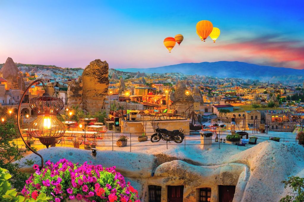 Magiškoji Kapadokija: oro balionai, uolų miesteliai ir nuostabūs slėniai